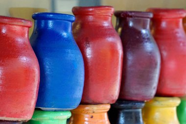 İstanbul Balat 'ta renkli Türk vazoları