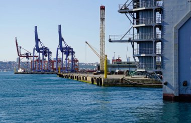 İstanbul Limanı 'nda dev bir vinç.