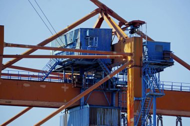 İstanbul Limanı 'nda dev bir vinç.