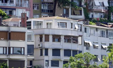 İstanbul 'da kıyı evleri İstanbul' da boğazına kadar uzanır.