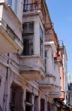 İstanbul 'da tarihi mahallelerde renkli Balat evleri