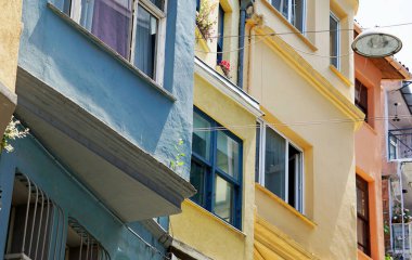 İstanbul 'da tarihi mahallelerde renkli Balat evleri