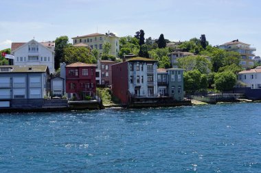 İstanbul 'da kıyı evleri İstanbul' da boğazına kadar uzanır.