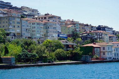 İstanbul 'da kıyı evleri İstanbul' da boğazına kadar uzanır.