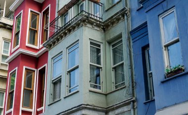 İstanbul 'da tarihi mahallelerde renkli Balat evleri