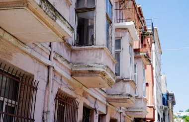 İstanbul 'da tarihi mahallelerde renkli Balat evleri