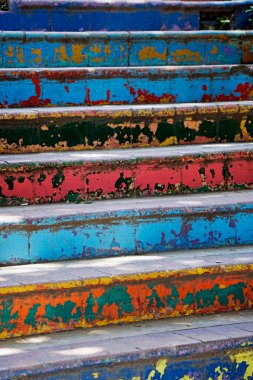 İstanbul Balat 'ta renkli merdivenlerden aşağı koş.