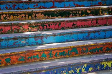 İstanbul Balat 'ta renkli merdivenlerden aşağı koş.