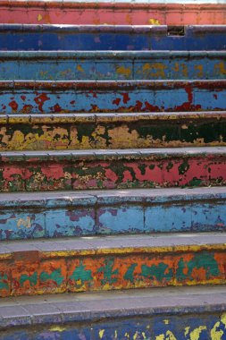 İstanbul Balat 'ta renkli merdivenlerden aşağı koş.