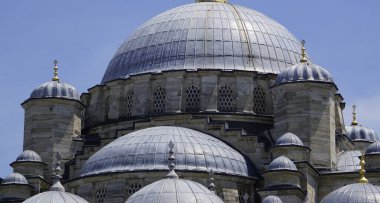 İstanbul 'daki Süleyman Camii' nin çatısını kapatın.