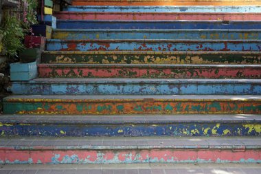İstanbul Balat 'ta renkli merdivenlerden aşağı koş.