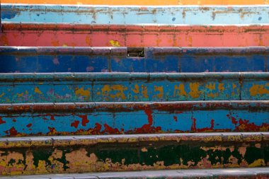 İstanbul Balat 'ta renkli merdivenlerden aşağı koş.