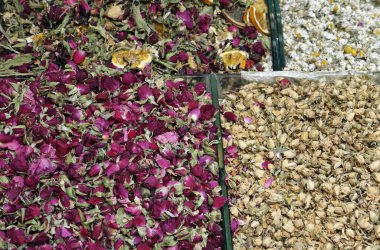 İstanbul 'daki çarşıda aromatik çay