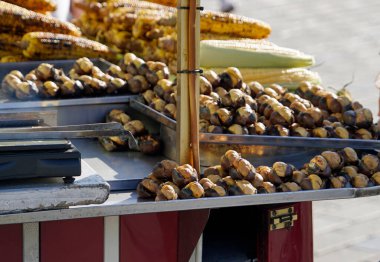 İstanbul sokaklarında kavrulmuş kestane.