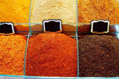 İstanbul 'daki tarihi pazarda renkli baharatlar