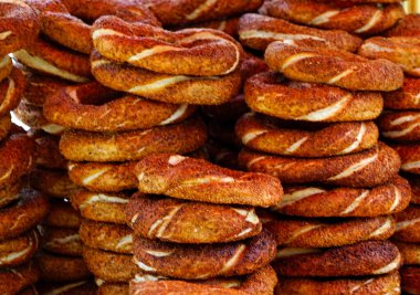 İstanbul 'da sokak pazarında geleneksel çörekler sergileniyor.