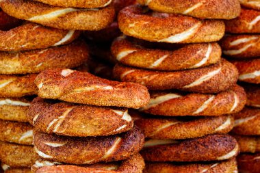 İstanbul 'da sokak pazarında geleneksel çörekler sergileniyor.