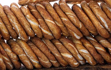 İstanbul 'da sokak pazarında geleneksel çörekler sergileniyor.