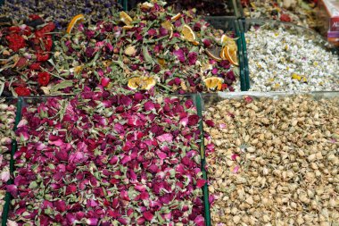 İstanbul 'daki çarşıda aromatik çay