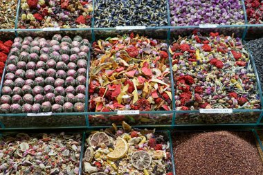 İstanbul 'daki çarşıda aromatik çay