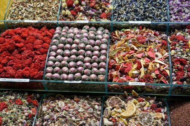 İstanbul 'daki çarşıda aromatik çay