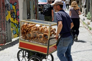 İstanbul, Türkiye - 25 Mayıs 2025: Satıcı ve simit