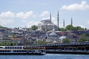 İstanbul, Türkiye - 28 Mayıs 2025: Boğaz üzerinde galata köprüsü bulunan manzara