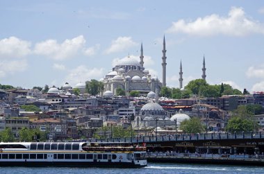 İstanbul, Türkiye - 28 Mayıs 2025: Boğaz üzerinde galata köprüsü bulunan manzara