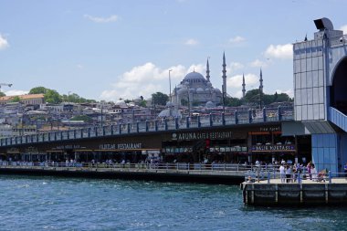 İstanbul, Türkiye - 28 Mayıs 2025: Boğaz üzerinde galata köprüsü bulunan manzara