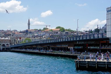 İstanbul, Türkiye - 28 Mayıs 2025: Boğaz üzerinde galata köprüsü bulunan manzara