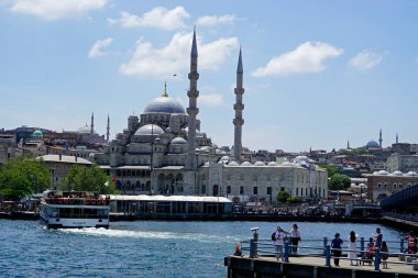 İstanbul, Türkiye - 28 Mayıs 2025: Güneşli bir günde Eminonu 'nun manzarası