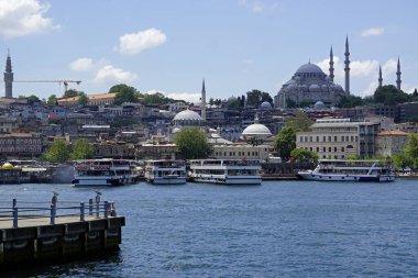 İstanbul, Türkiye - 28 Mayıs 2025: Güneşli bir günde Eminonu 'nun manzarası