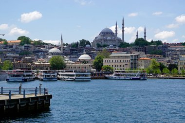İstanbul, Türkiye - 28 Mayıs 2025: Güneşli bir günde Eminonu 'nun manzarası