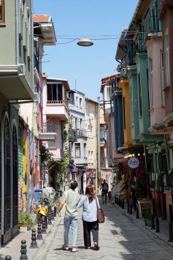 İstanbul, Türkiye - 25 Mayıs 2025: Balat Mahallesi 'nde rahat sokaklar