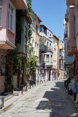 İstanbul, Türkiye - 23 Mayıs 2025: Balat 'ta rahat cadde ve renkli evler