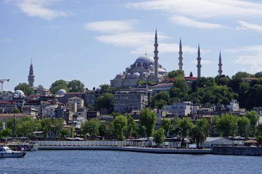 İstanbul, Türkiye - 28 Mayıs 2025: Güneşli bir günde Eminonu 'nun manzarası
