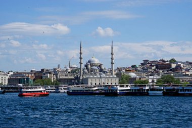 İstanbul, Türkiye - 28 Mayıs 2025: Güneşli bir günde Eminonu 'nun manzarası