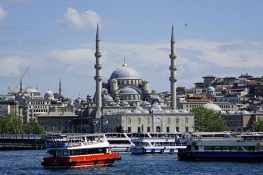 İstanbul, Türkiye - 28 Mayıs 2025: Güneşli bir günde Eminonu 'nun manzarası