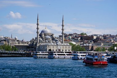 İstanbul, Türkiye - 28 Mayıs 2025: Güneşli bir günde Eminonu 'nun manzarası