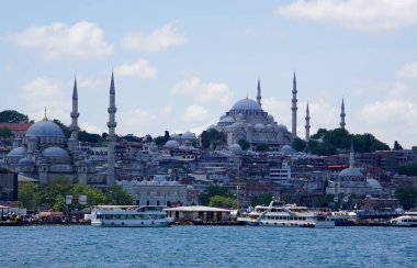 İstanbul, Türkiye - 28 Mayıs 2025: Güneşli bir günde Eminonu 'nun manzarası