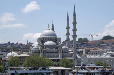 İstanbul, Türkiye - 28 Mayıs 2025: Güneşli bir günde Eminonu 'nun manzarası