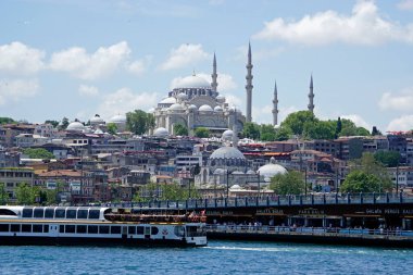 İstanbul, Türkiye - 28 Mayıs 2025: Boğaz üzerinde galata köprüsü bulunan manzara