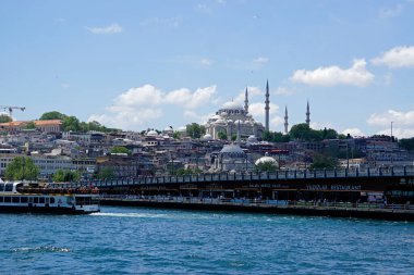 İstanbul, Türkiye - 28 Mayıs 2025: Boğaz üzerinde galata köprüsü bulunan manzara