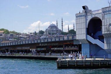 İstanbul, Türkiye - 28 Mayıs 2025: Boğaz üzerinde galata köprüsü bulunan manzara