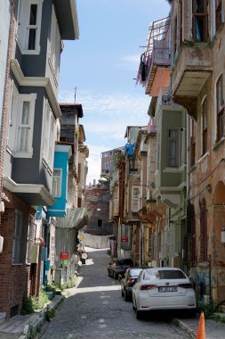 İstanbul, Türkiye - 23 Mayıs 2025: Balat 'ta rahat cadde ve renkli evler