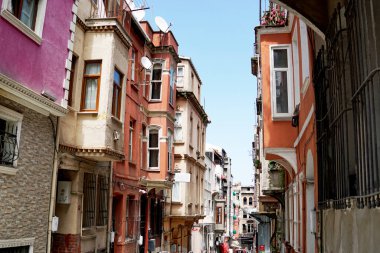 İstanbul, Türkiye - 23 Mayıs 2025: Balat 'ta rahat cadde ve renkli evler