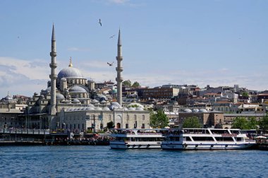 İstanbul, Türkiye - 28 Mayıs 2025: Güneşli bir günde Eminonu 'nun manzarası