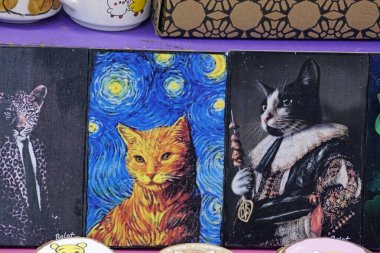 İstanbul, Türkiye - 23 Mayıs 2025: Balat sokaklarında renkli sanat eserleri