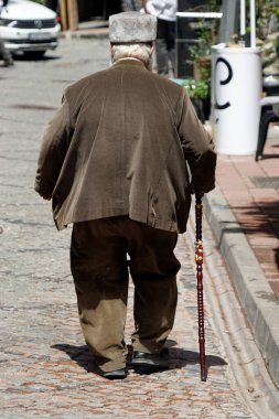 İstanbul, Türkiye - 22 Mayıs 2025: Balat sokaklarında yürüyen yaşlı adam