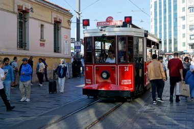 İstanbul, Türkiye - 29 Mayıs 2025: Kırmızı tramvay